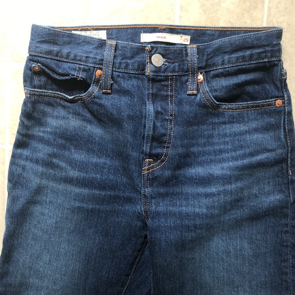 Levi Wedgie jeans - size 25 - Picture 2 of 5